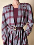 Cintura in pelle bordeaux trapuntata con fibbia dorata effetto filigrana
