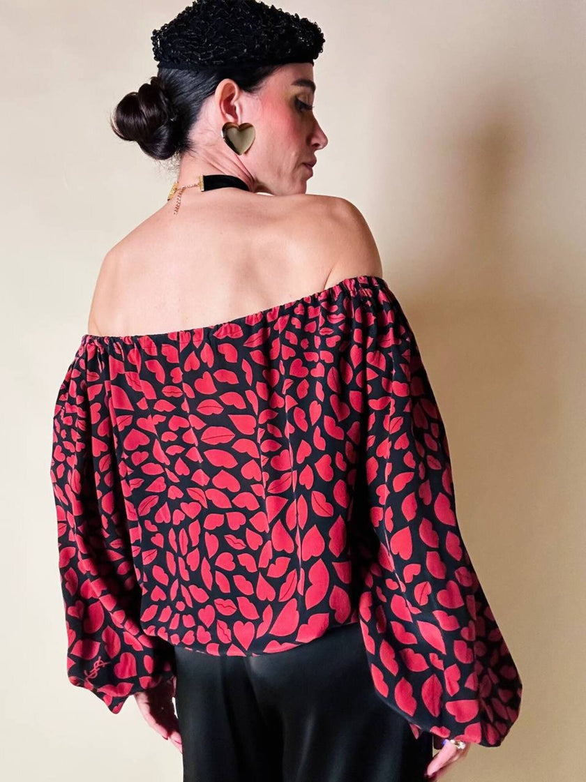 Blusa in seta nera con bocche e cuori rossi “Yves Saint Laurent”