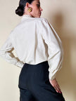 Chemise en soie ivoire brodée à la main avec de précieux brandebourgs