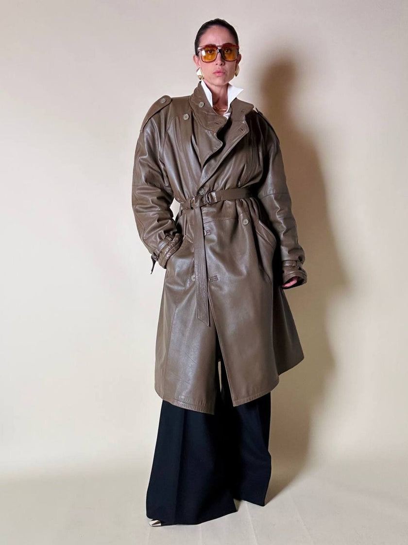 Trench doppiopetto in pelle color fango con interno imbottito