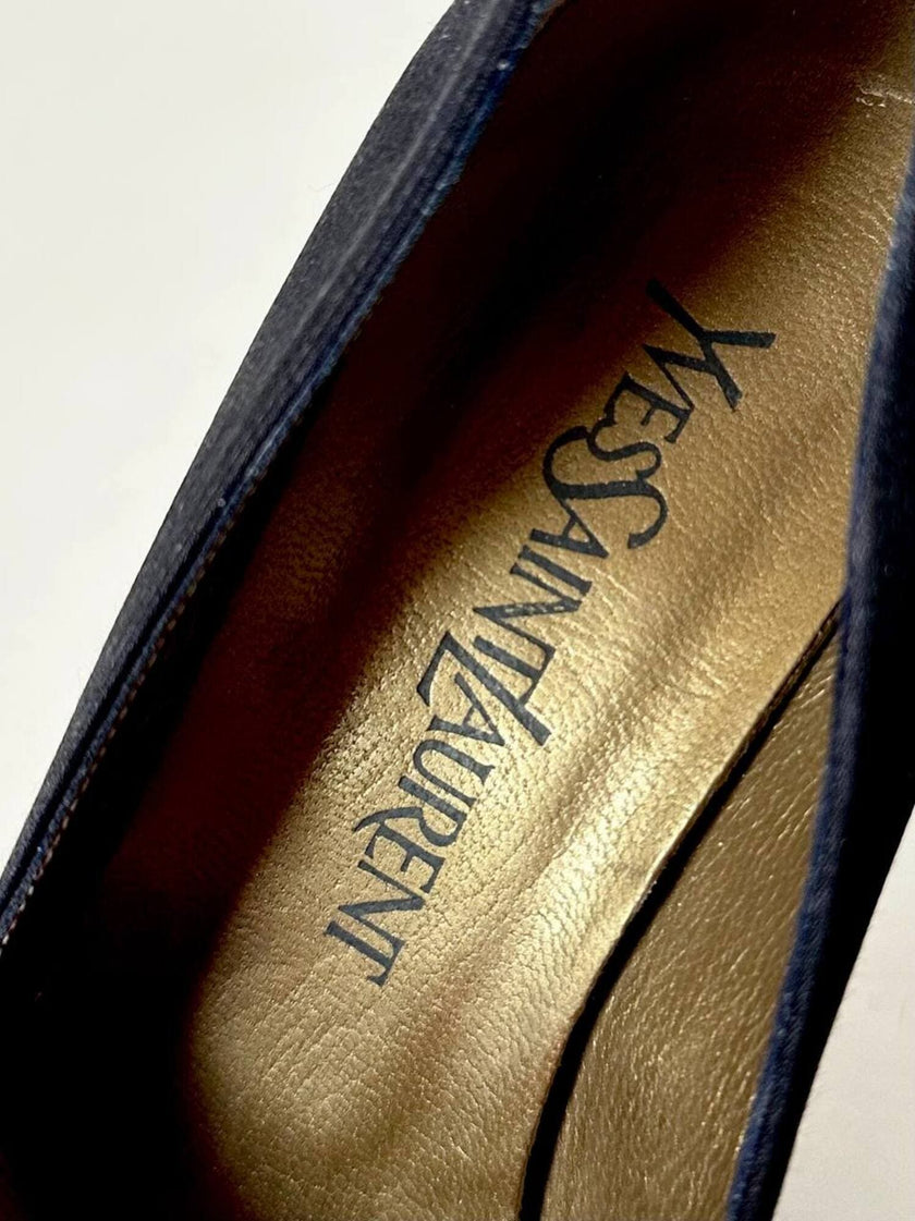 Décolleté vintage Yves Saint Laurent in raso di seta nero con rosa di taffetà fucsia
