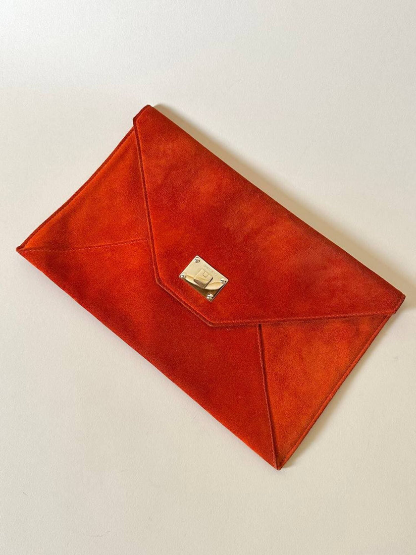 Pochette a busta Jimmy Choo in camoscio aragosta con placca metallica logata