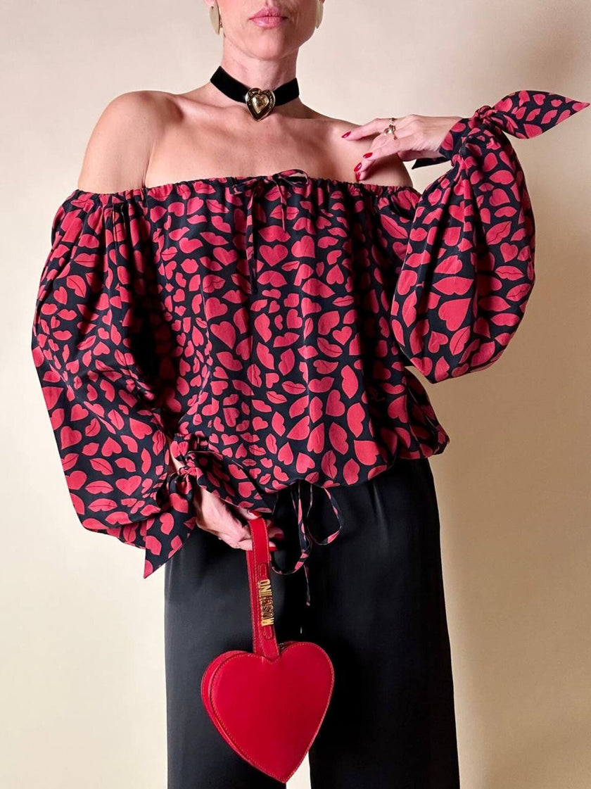 Blusa in seta nera con bocche e cuori rossi “Yves Saint Laurent”