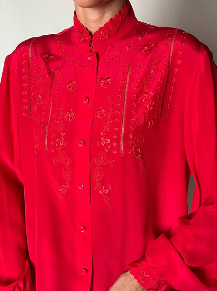 Camicia vintage in pura seta rossa con ricamo a mano