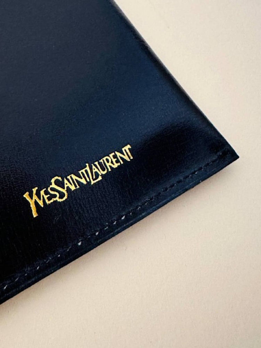 Portafoglio/portatessere anni ‘80 in pelle nera firmato “Yves Saint Laurent”