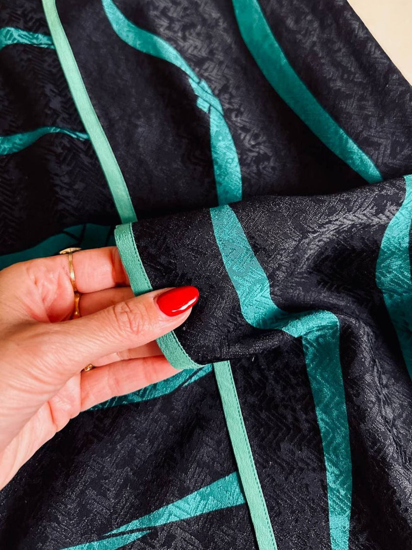 Abito con soprabito incorporato in seta nera fantasia verde smeraldo “Silky”