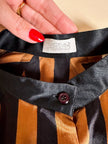 Camicia in raso di seta a righe nere e ruggine con maniche a pipistrello “Manú”