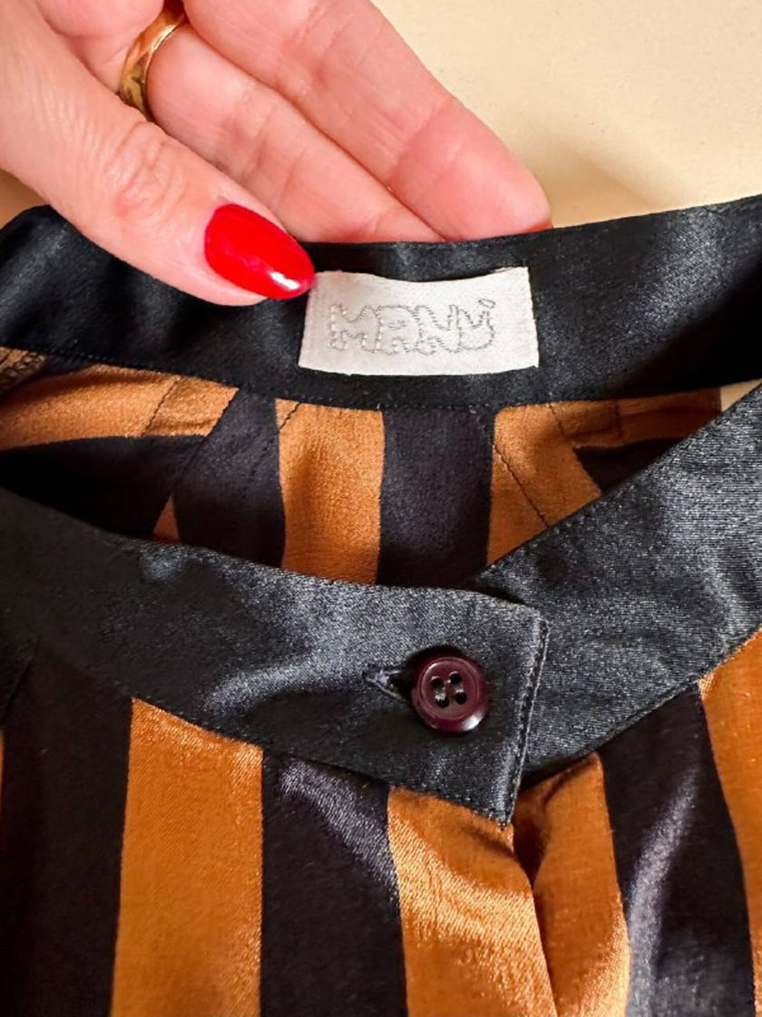 Camicia in raso di seta a righe nere e ruggine con maniche a pipistrello “Manú”