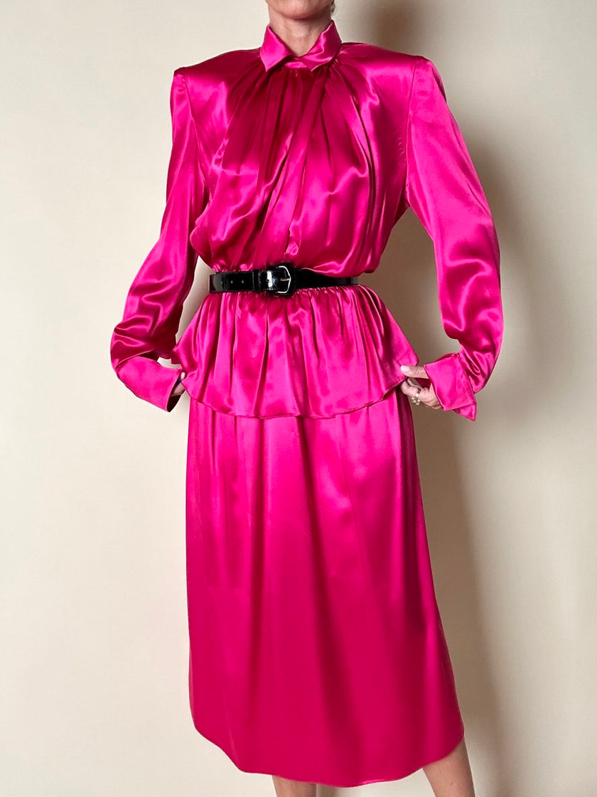 Abito longuette in raso di seta fucsia “Mulberry”