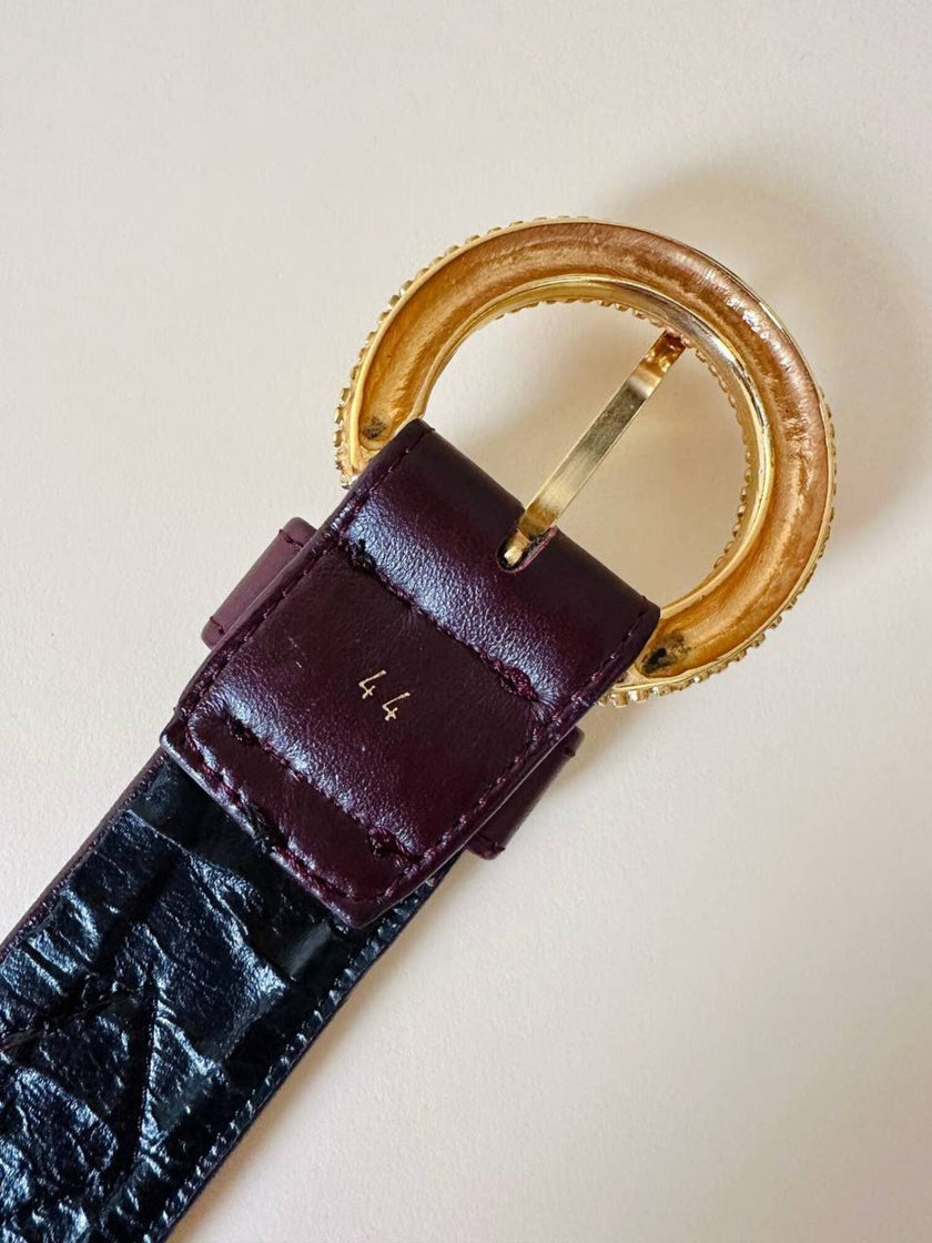 Cintura in pelle bordeaux trapuntata con fibbia dorata effetto filigrana