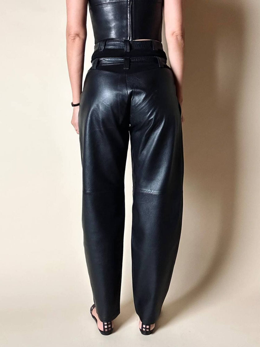 Pantalone vintage in pelle e camoscio nero a vita alta con doppie cinture