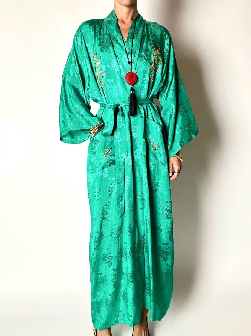 Collana vintage in stile orientale con ciondolo rotondo in cinabro rosso e nappa couture