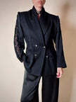 Blazer nero con inserti di pizzo macramè 