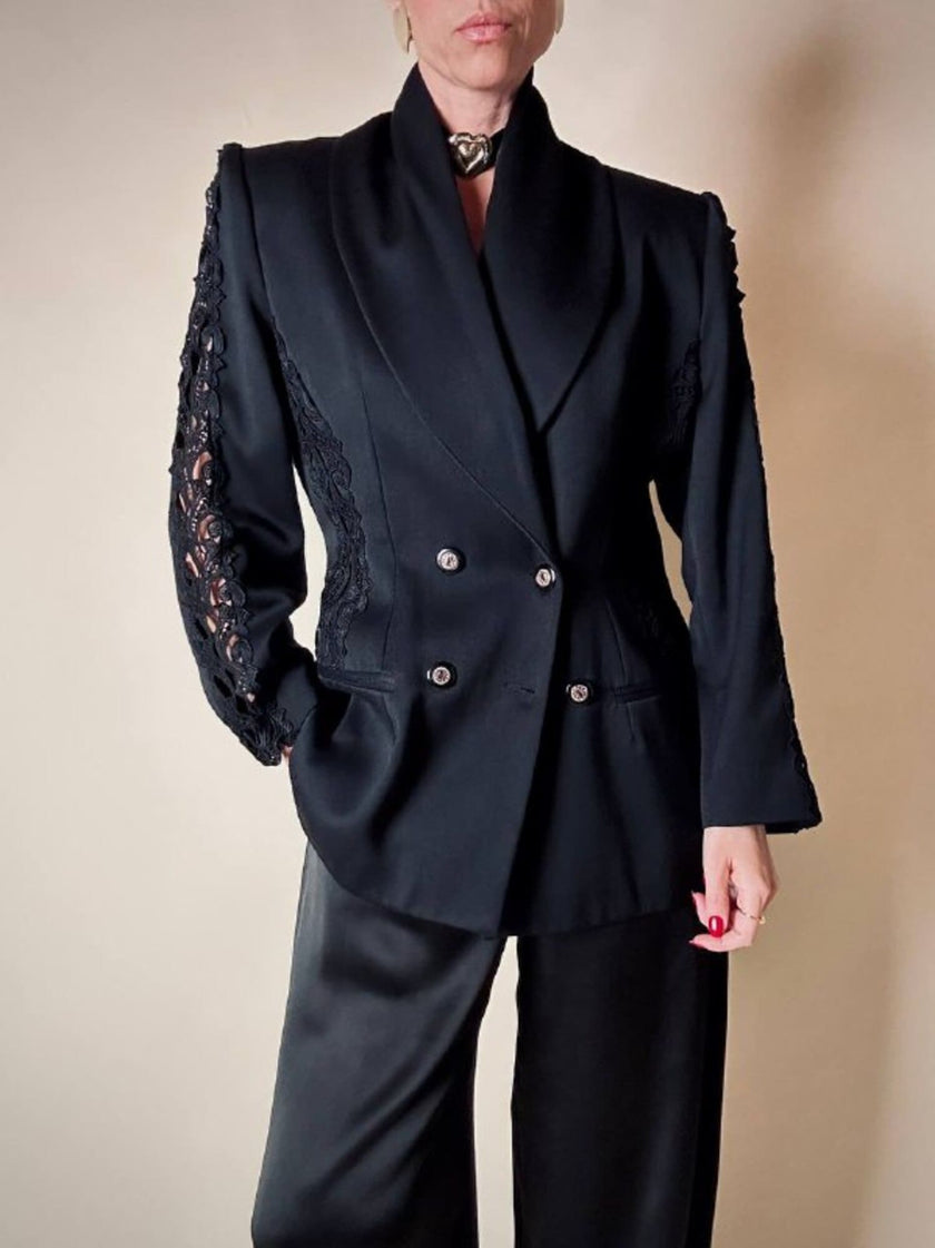 Blazer nero con inserti di pizzo macramè 