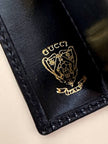 Portachiavi trifold Gucci in pelle nera con logo in metallo oro e scatola originale
