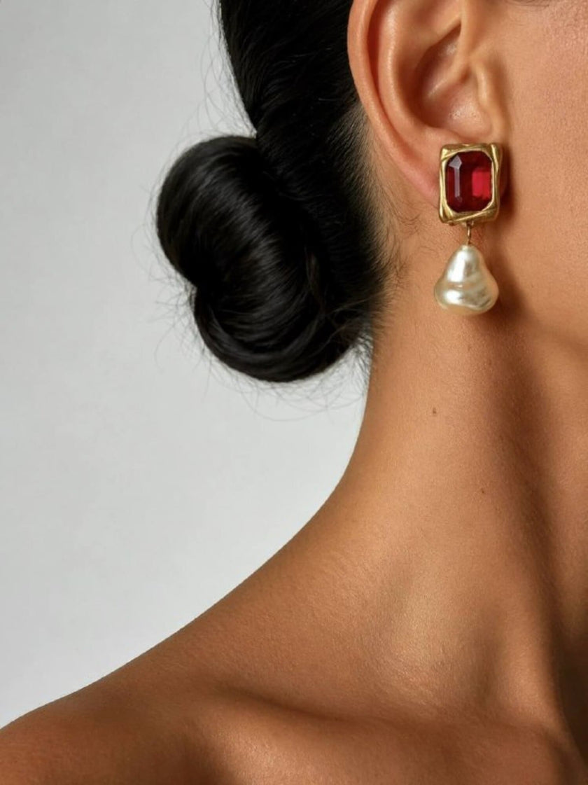 Orecchini vintage a clip con cristalli rosso rubino e perle barocche pendenti