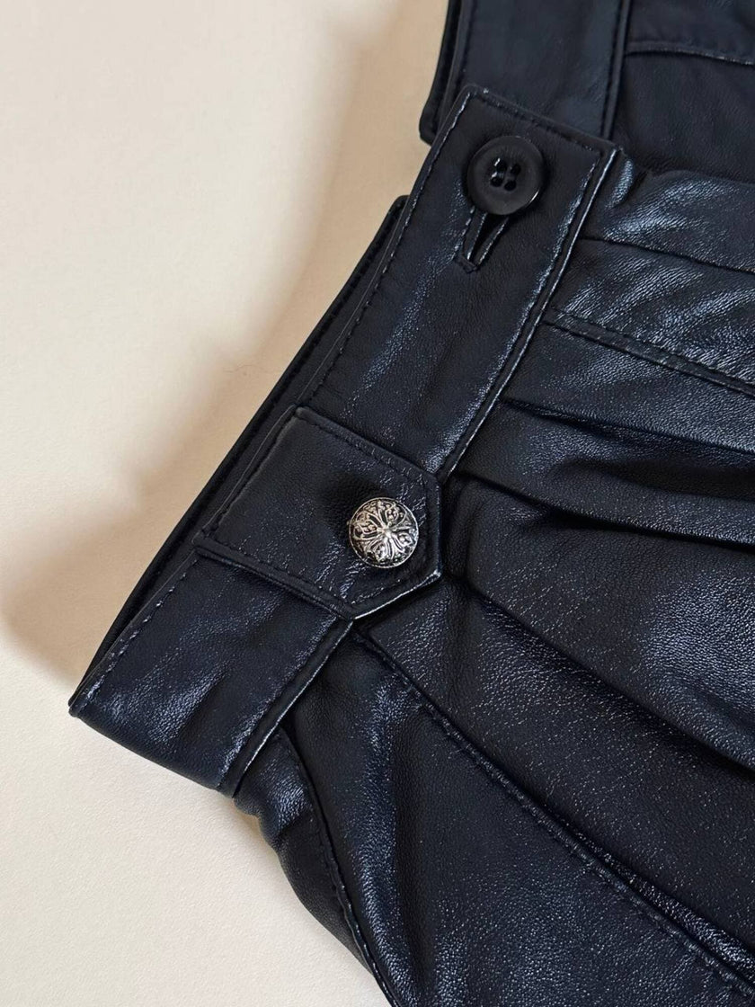 Short vintage in pelle nera modello a vita alta con pince