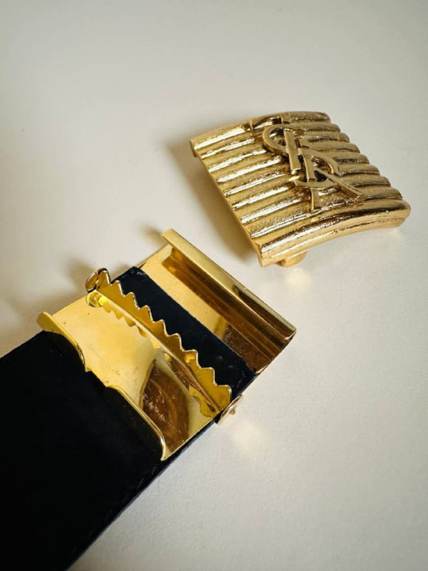 Cintura in camoscio nero con placca logata in metallo oro “Yves Saint Laurent”