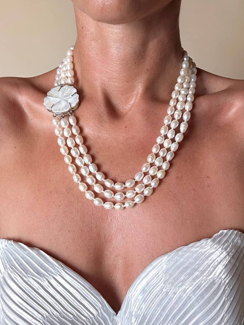 Collana di perle a tre fili con chiusura in madreperla a forma di fiore