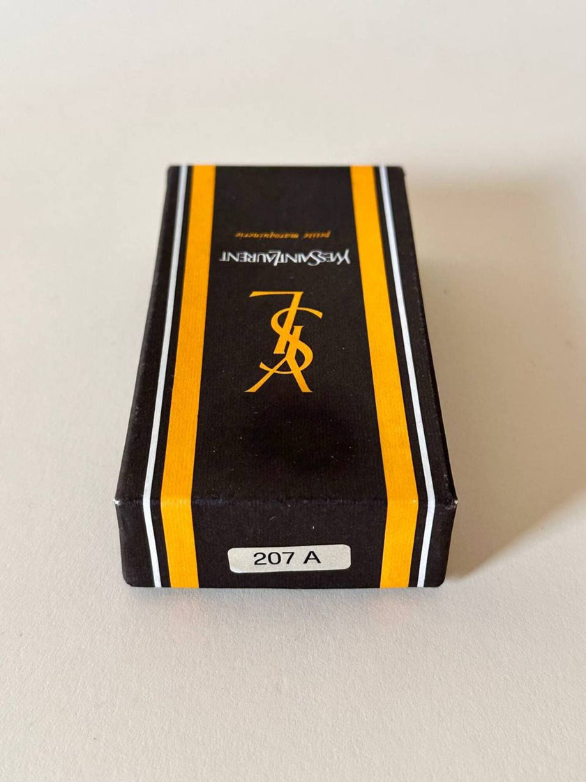 Porte-clés trifold Yves Saint Laurent en cuir noir avec détails dorés et logo YSL embossé