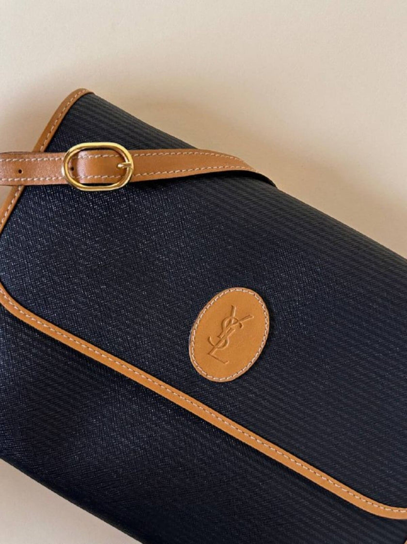 Borsa messenger in pelle nera stampata con profili cuoio “Yves Saint Laurent”