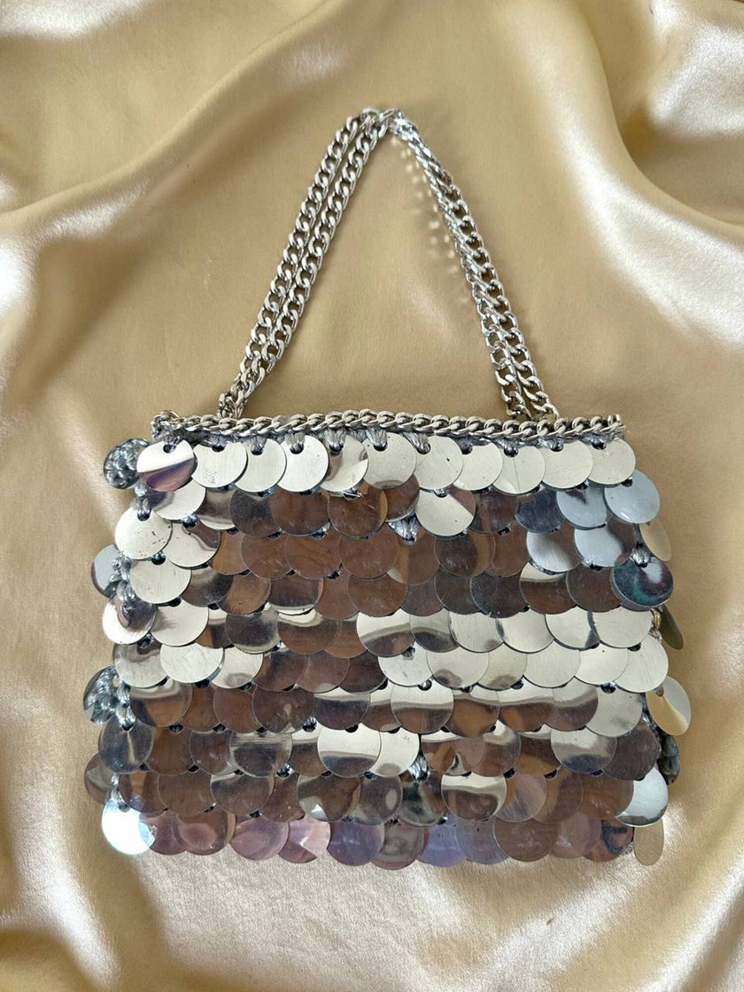 Parure composta da clip e mini bag in paillettes argento