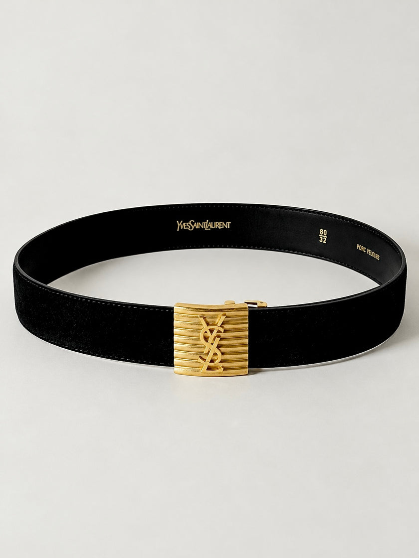 Cintura vintage Yves Saint Laurent in camoscio nero con maxi fibbia oro logata YSL