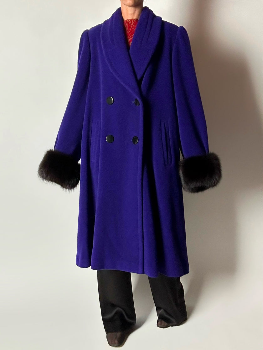Cappotto vintage blu violaceo in lana con polsi in pelliccia di volpe nera