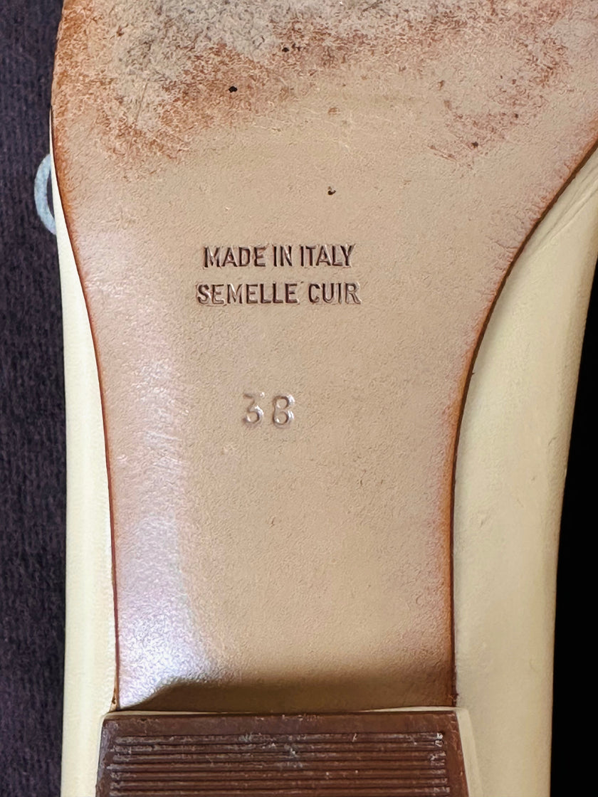 Ballerine vintage Celine Paris in pelle avorio con medaglioni dorati logati