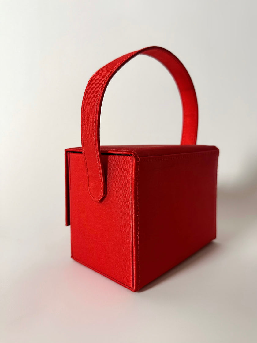 Mini bag vintage Versace Profumi in raso rosso con borchia medusa