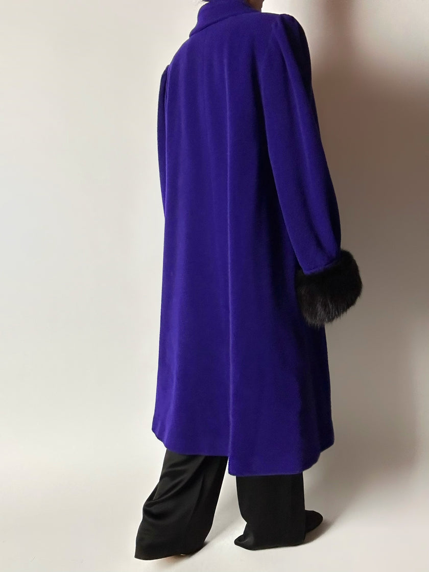 Cappotto vintage blu violaceo in lana con polsi in pelliccia di volpe nera