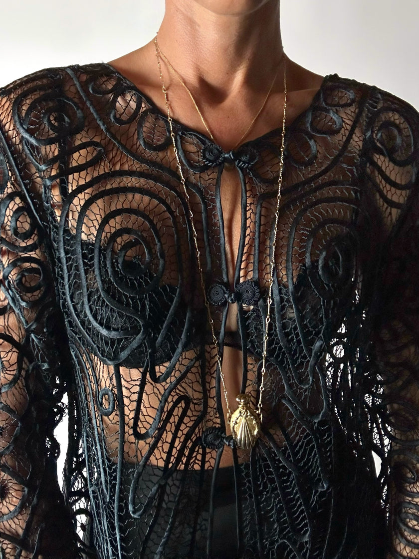 Giacca vintage in seta nera con ricami soutache e alamari