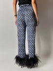 Pantaloni Prada P/E 2017 con stampa geometrica e piume di struzzo nere