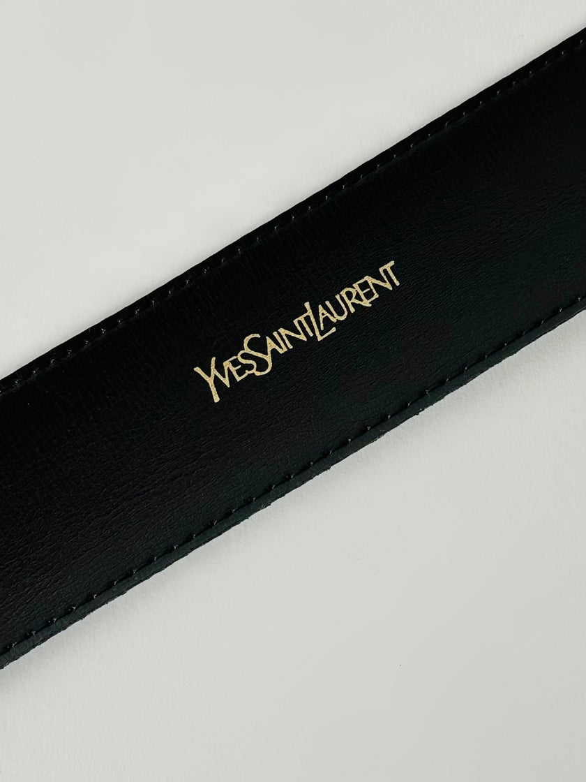 Cintura vintage Yves Saint Laurent in camoscio nero con maxi fibbia oro logata YSL