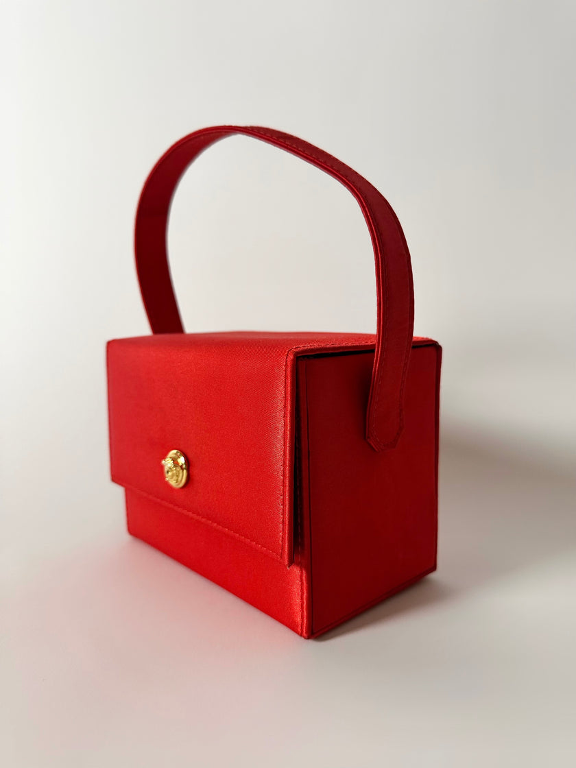 Mini bag vintage Versace Profumi in raso rosso con borchia medusa