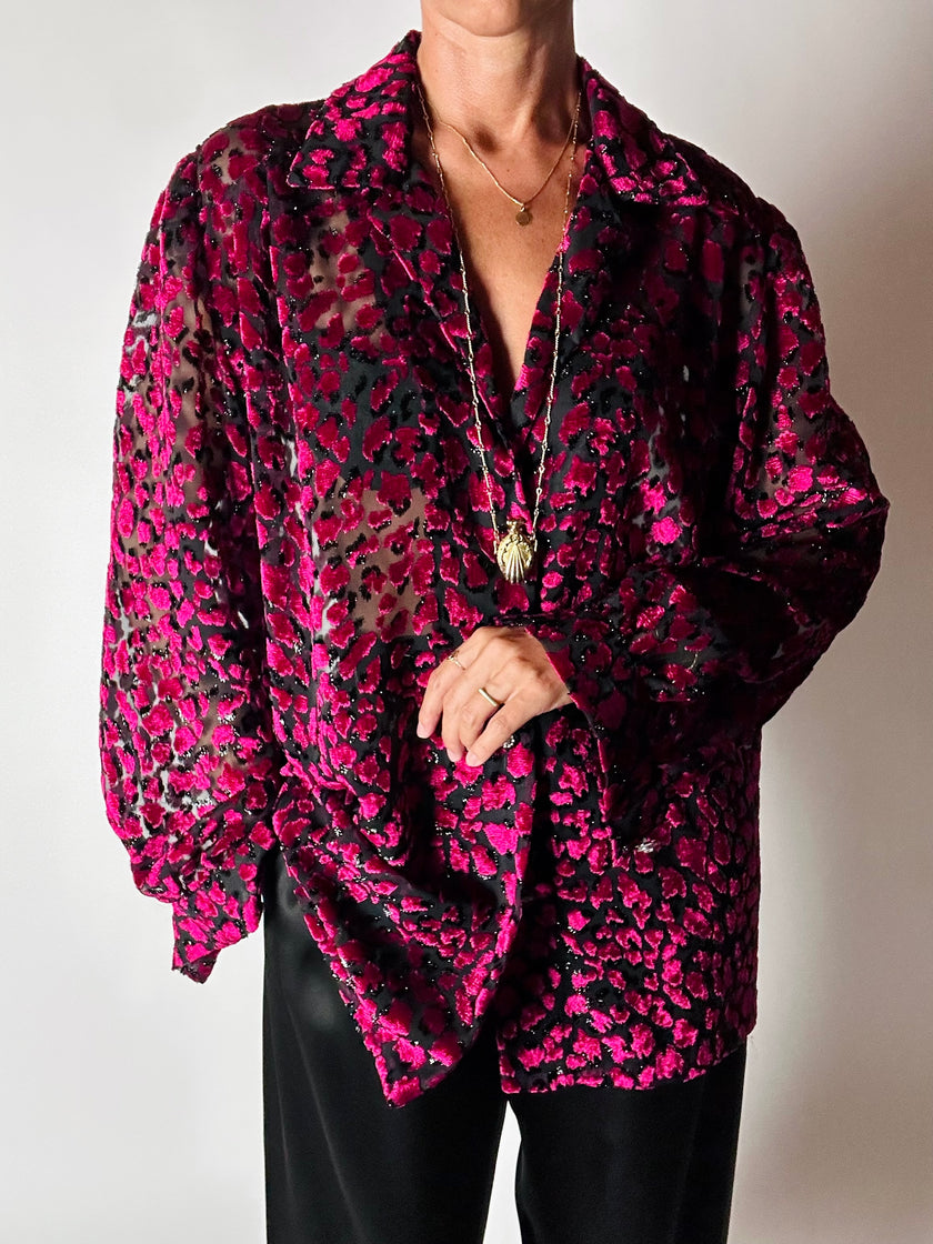 Camicia vintage in velluto dévoré amarena e lurex nero con motivo animalier