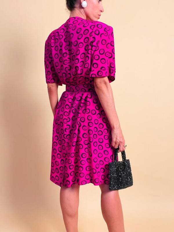 Abito bouganville con pattern nero a pois