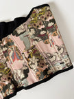 Stringivita vintage in camoscio nero con fodera in seta stampa erotica