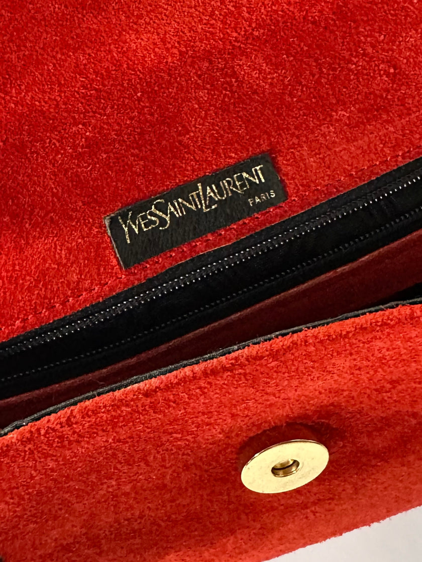 Borsa vintage Yves Saint Laurent in camoscio rosso con passamaneria nera