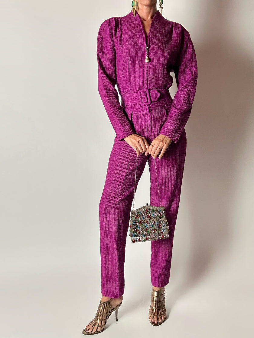 Jumpsuit vintage sartoriale in seta goffrata viola con cinturino in vita
