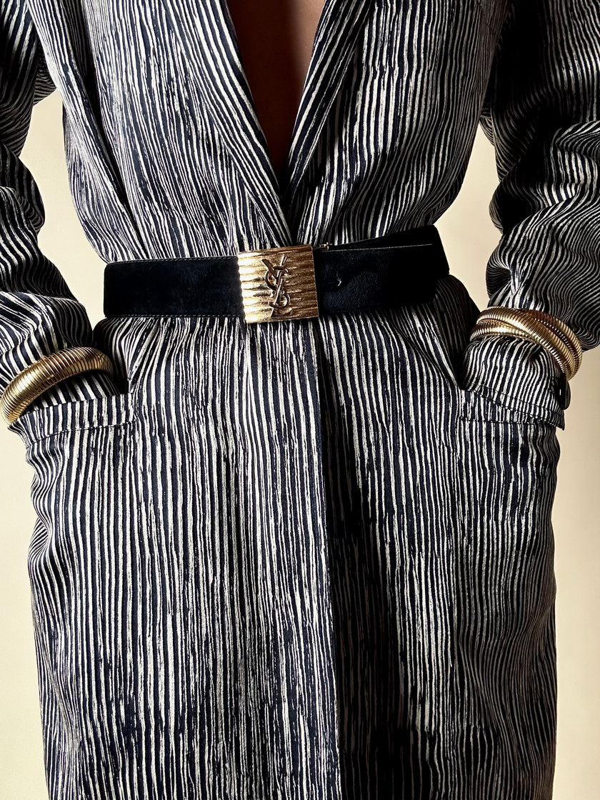 Cintura vintage Yves Saint Laurent in camoscio nero con maxi fibbia oro logata YSL
