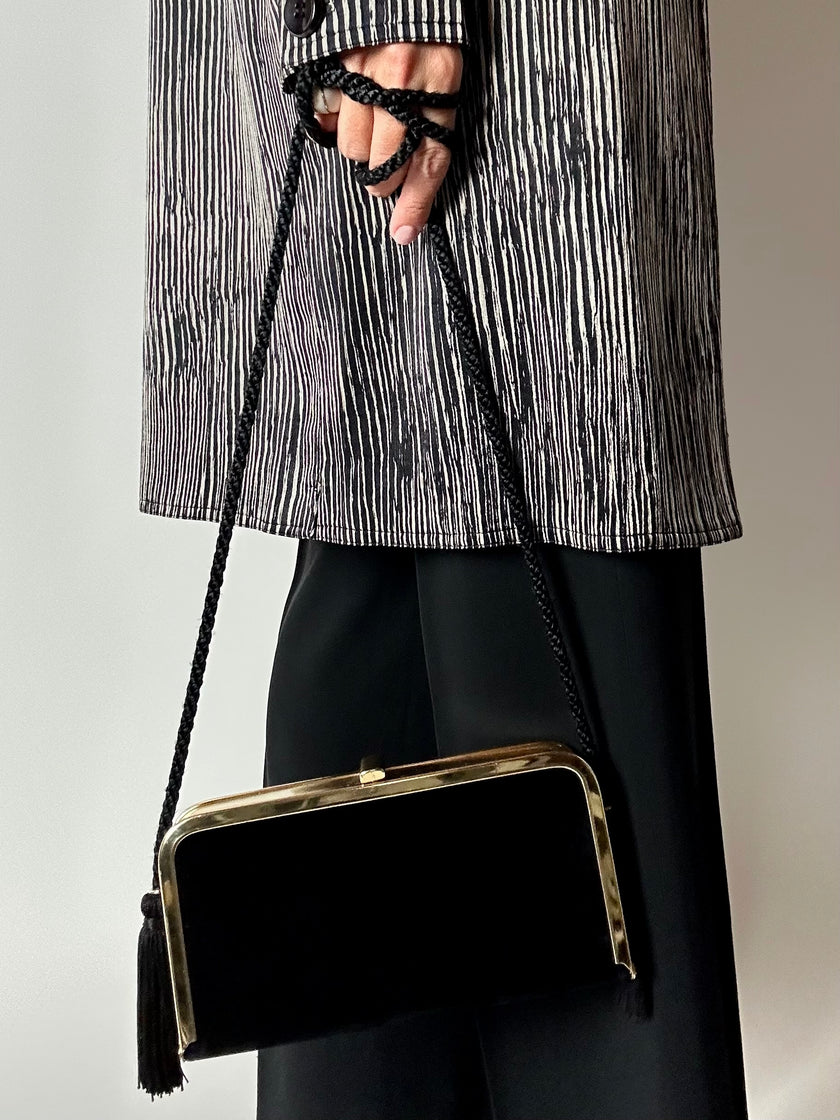 Borsa vintage in velluto nero con struttura dorata e nappe laterali