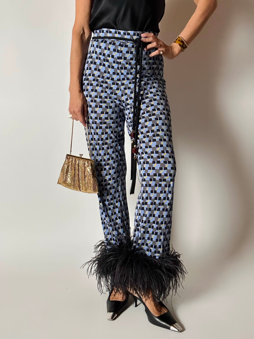 Pantaloni Prada P/E 2017 con stampa geometrica e piume di struzzo nere