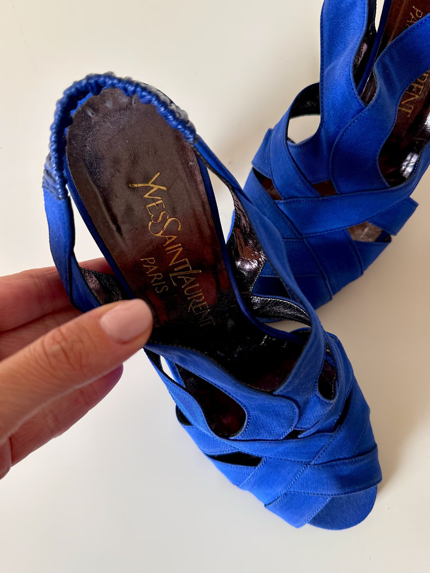 Sandali vintage Yves Saint Laurent con tomaia intrecciata in crêpe bluette