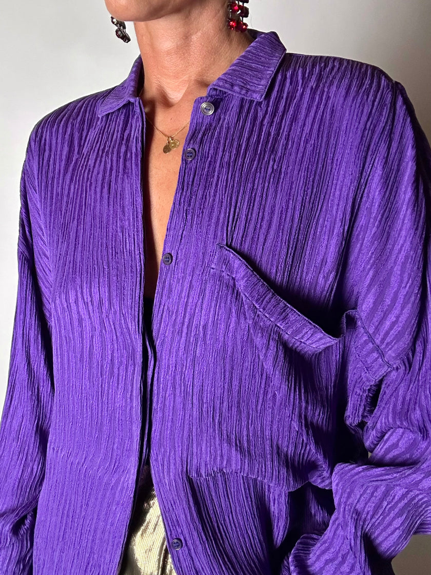 Camicia vintage Gianni Versace in seta goffrata viola con maxi tasca