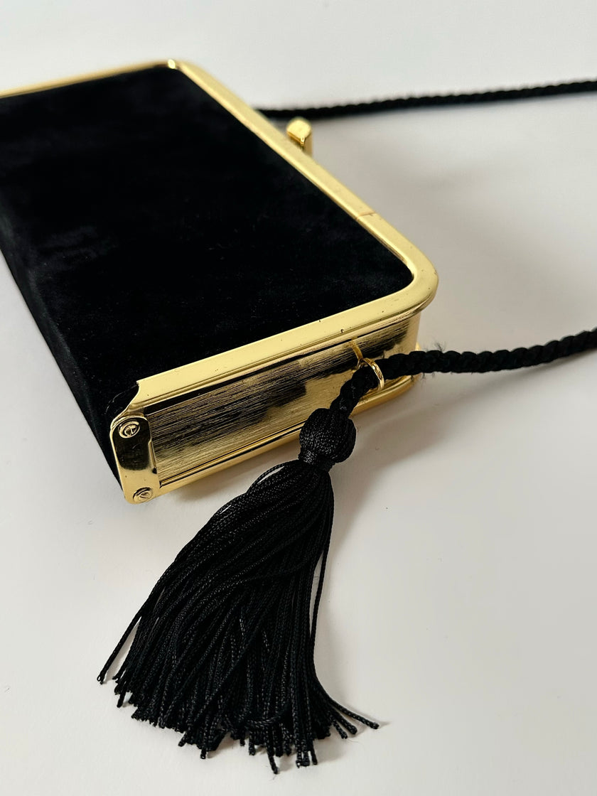 Borsa vintage in velluto nero con struttura dorata e nappe laterali