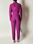 Jumpsuit vintage sartoriale in seta goffrata viola con cinturino in vita