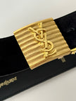 Cintura vintage Yves Saint Laurent in camoscio nero con maxi fibbia oro logata YSL