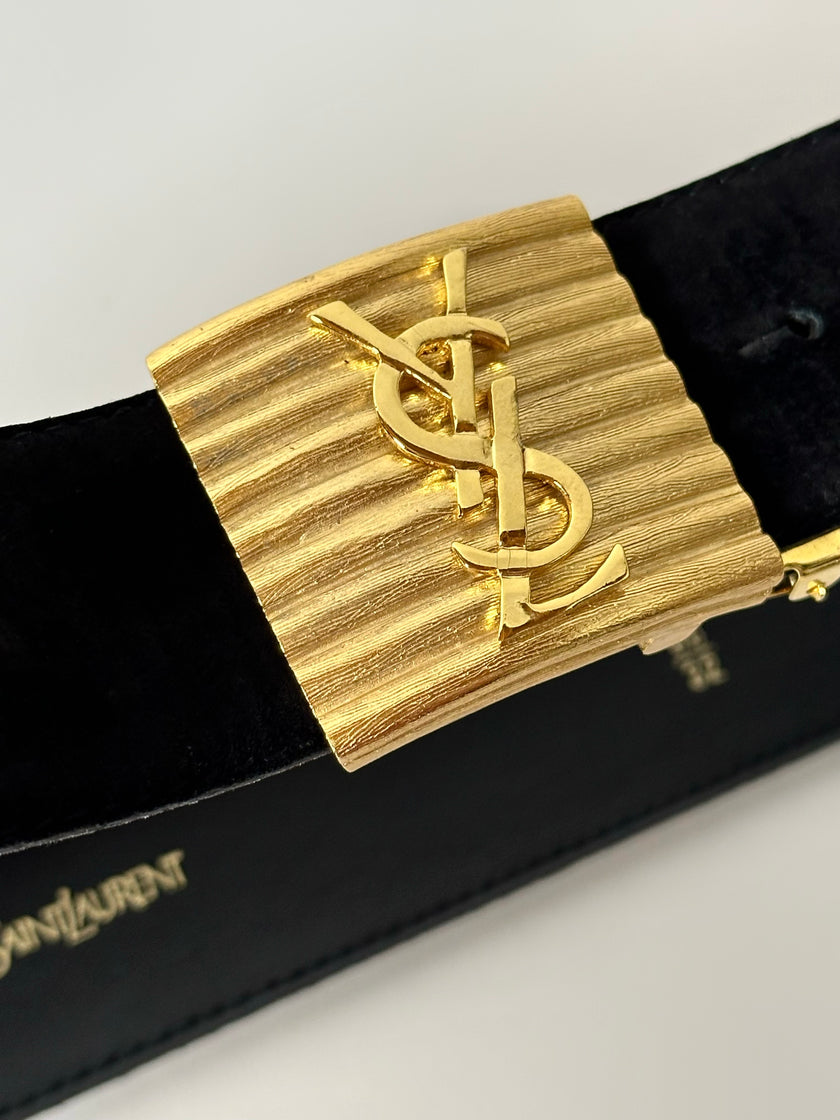 Cintura vintage Yves Saint Laurent in camoscio nero con maxi fibbia oro logata YSL