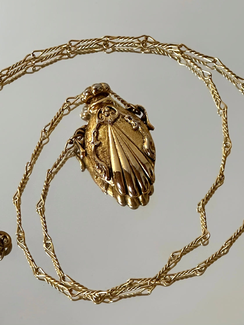 Collana vintage dorata con ciondolo a forma di bottiglia di profumo